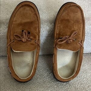 isotoner Men’s Chestnut Brown Suede Moccasin Slip-Ons / Indoor slippers.
